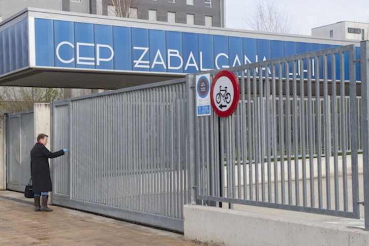 Colegio cerrado en el barrio de Zabalgana, en Gasteiz. (Raul BOGAJO/FOKU)