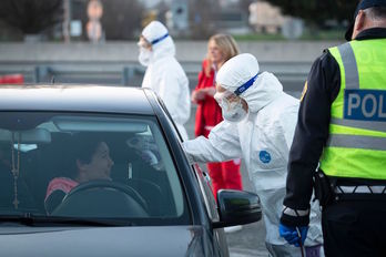 Controles policial-sanitarios en la frontera eslovena con Italia. (Jure MAKOVEC | AFP)