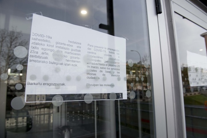 Aviso en una de las residencias de mayores de Gasteiz cerradas como medida preventiva. (Raul BOGAJO/FOKU)