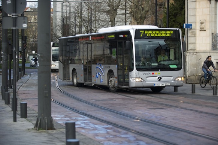Estos días los autobuses municipales de Gasteiz Tuvisa transportan casi la mitad de sus viajeros habituales. (Juanan RUIZ/FOKU)