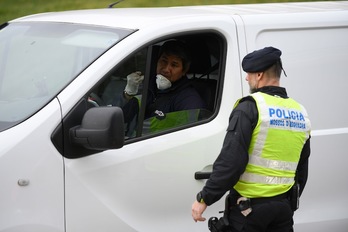 Mossos, en el cordón establecido en torno a Igualada. (Josep LAGO | AFP)