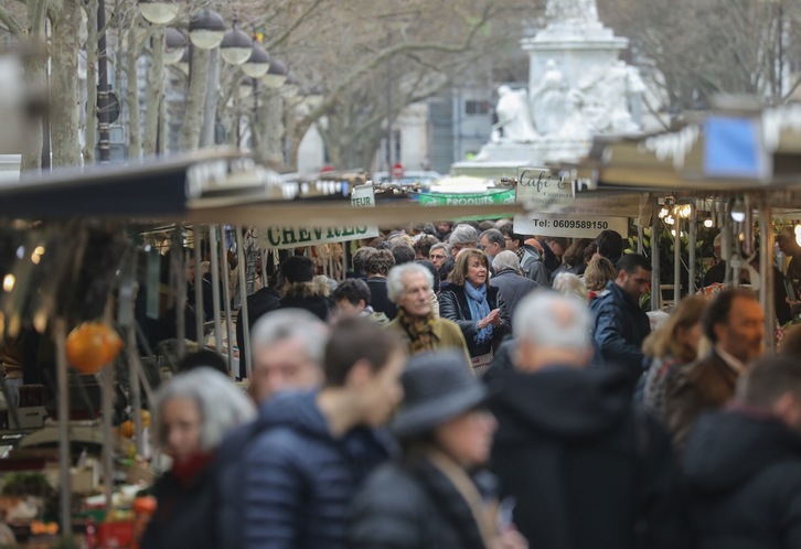 Un concurrido mercado de París en esta mañana de sábado. (Ludovic MARIN | AFP)