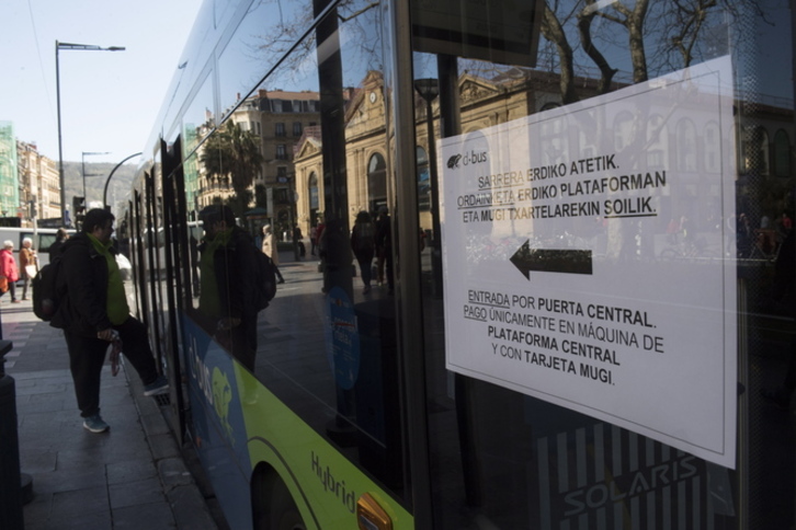 Un autobús en Donostia con la señalización de seguridad. (Juan Carlos RUIZ/FOKU)