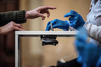 Medidas contra el coronavirus durante las elecciones municipales francesas. (Jeff PACHOUD / AFP)