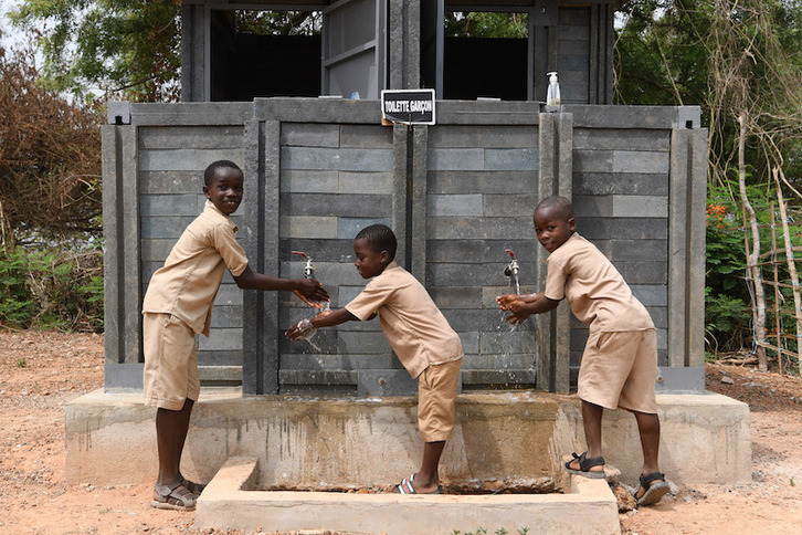 Varios niños se lavan las manos en una escuela de la aldea de Toumodi-Sakassou en Costa de Marfil. (Frank Dejongh / UNICEF)