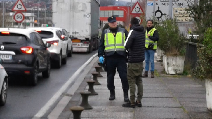 Policías españoles, en la muga de Irun-Hendaia esta mañana. (Maite UBIRIA)