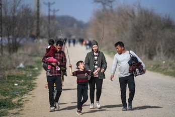  Familias de refugiados en la zona fronteriza de Pazarkule. (Ozan KOSE-AFP) 