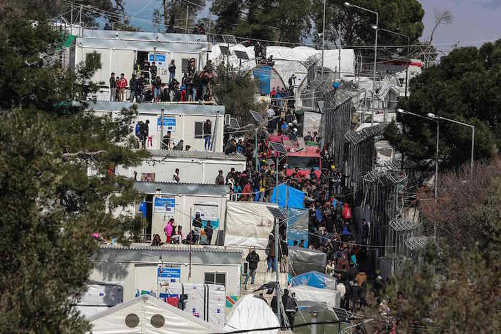 Migrantes en el supepoblado campamento de refugiados de Moria, en la isla griega de Lesbos. (Manolis LAGOUTARIS/AFP)