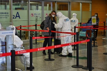 Un control de pasajeros, este miércoles, en el aeropuerto de Shanghai. (Hector RETAMAL | AFP)