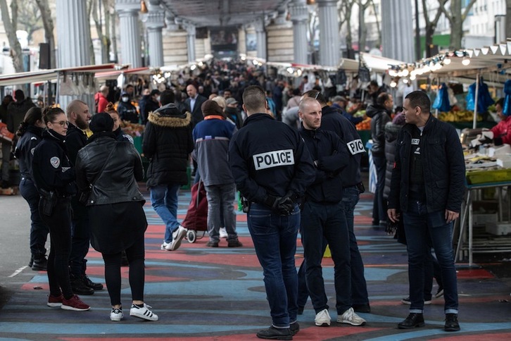 En primer plano, policías en el concurrido mercado de Barbes, en París. La imagen es de este miércoles. (Joel SAGET | AFP))