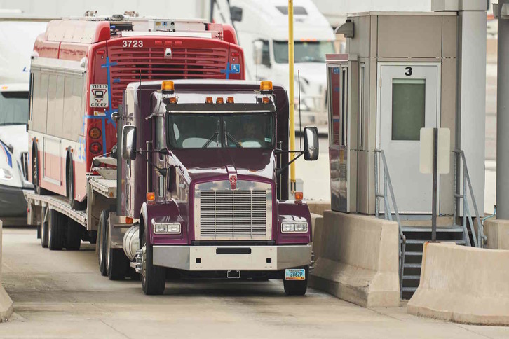 Un camión cruza la frontera entre EEUU y Canadá. (Geoff ROBINS / AFP)