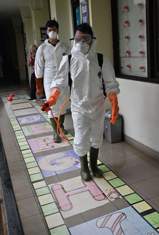 Labores de desinfección en un colegio de Indonesia. (Adek BERRY/AFP)