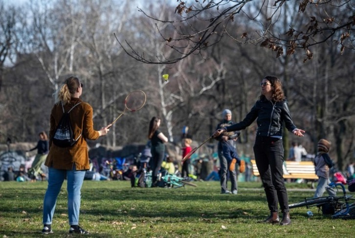 Pese a las restricciones decretadas, gente jugando y descansando en el parque Friedrichshain de Berlín. (John MACDOUGALL | AFP)