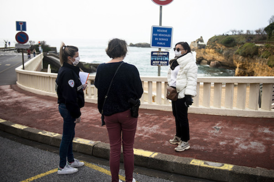 La police contrôle les piétons à Biarritz. ©Guillaume Fauveau 