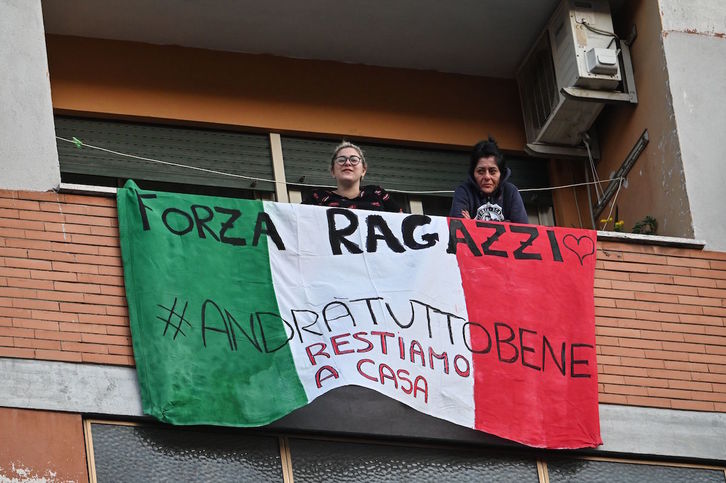 Mensaje de ánimo en un balcón de Roma durante el confinamiento por coronavirus. (Andreas SOLARO / AFP)