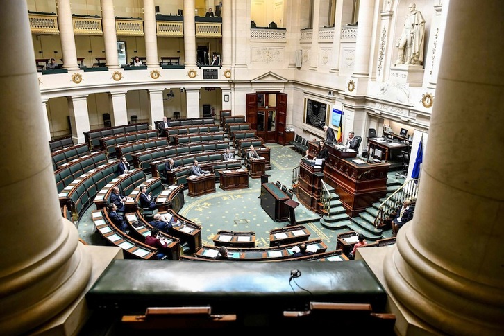 Además de en el hemiciclo, la votación ha tenido lugar en otras dos salas por el riesgo de infección. (Dirk WAEM-AFP) 