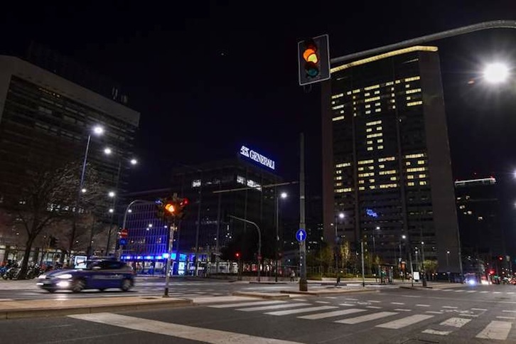 «Il Pirellone» (la Torre Pirelli) de Milán, este juves, luce el mensaje «State a Casa« (Quédate en Casa). (Miguel MEDINA | AFP)