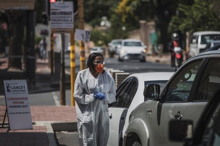 Una profesional sanitaria realiza pruebas en el exterior de unos laboratorios de Johanesburgo, en Sudáfrica. (Marco LONGARI | AFP)