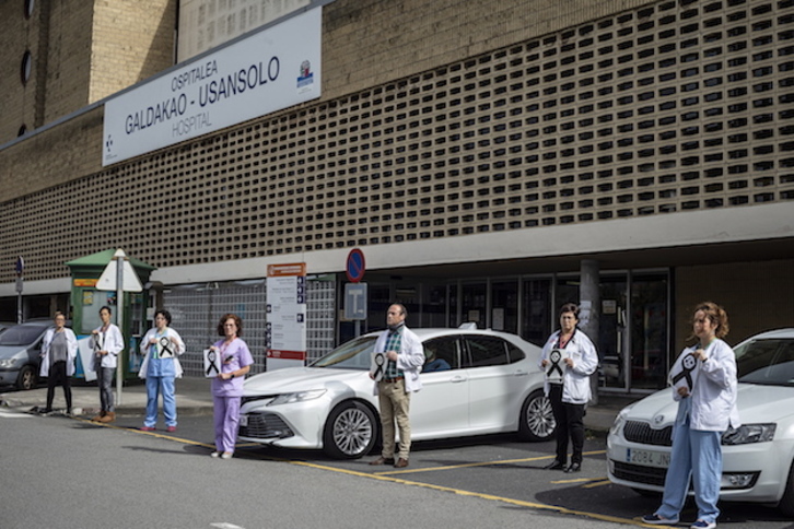 Lazos negros en el hospital de Galdakao, donde trabajaba la fallecida. (Aritz Loiola / FOKU)