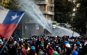 La Policía dispara sus cañones de agua contra los manifestantes en Santiago de Chile. (Martin BERNETTI / AFP) 