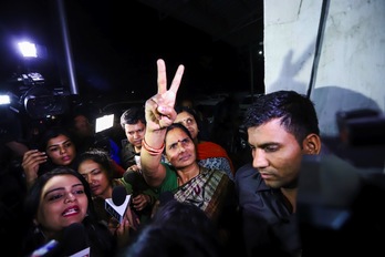 Asha Devi, la madre de la joven, hace la señal de victoria tras la ejecución de la sentencia. (STR-AFP)