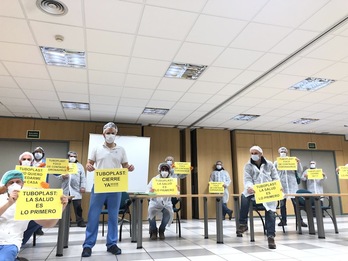 Protesta de los trabajadores y las trabajadoras de Tuboplast exigiendo el cese de la actividad de la planta. (LAB SINDIKATUA)