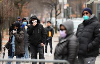 Personas con mascarilla hacen cola para hacer el test del Covid-19 en el Hospital de Brooklyn   (Angela WEISS I AFP)