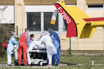 Médicos trasladan en helicoptero a un enfermo por coronavirus. (Sebastien BOZON / AFP). 