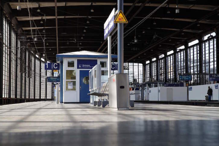 La estación de tren de Zoologischer Gartenen de Berlín vacía refleja la situación que vive Europa por el coronavirus. (Odd Andersen/AFP) 