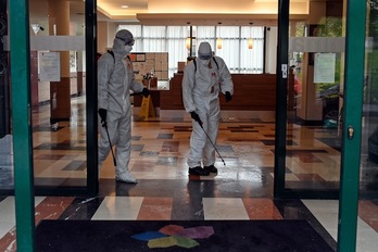 Un militar de la UME desinfecta el suelo de una residencia. (Oscar DEL POZO/AFP)