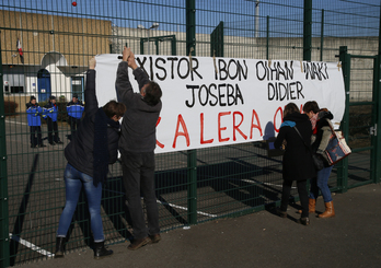 Un acto para demandar la puesta en libertad de presos vascos ante la prisión de Lannemezan. (Bob EDME)