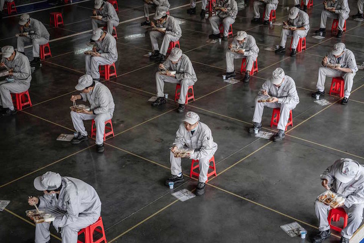 Las empresas ya han vuelto a funcionar en Wuhan. En la imagen, almuerzo en la factoría de Honda. (AFP)