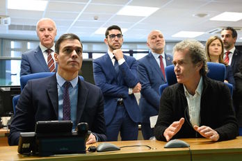 El portavoz de Sanidad, Fernando Simón, junto al presidente español Pedro Sánchez. (Borja Puig de la Bellacasa/AFP) 