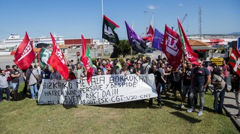 Protesta de trabajadores por la posición de la empresa Haizea Wind ante sus demandas. (Luis JAUREGIALTZO | FOKU)