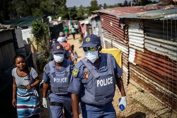 Policía con mascarillas en Johannesburgo, Sudáfrica. (Michele SPATARI | AFP)