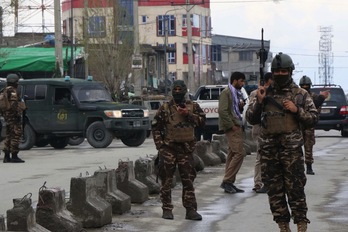 Soldaduak, sei ordu luze iraun duen sarraskiaren ondoren. (STR-AFP) 