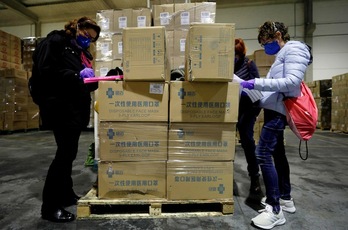 Material protector llegado este miércoles a Valencia desde China. (Juan Carlos CARDENAS/AFP)