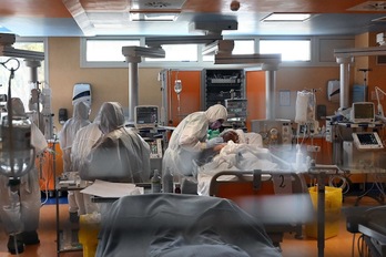 Un equipo médico atiende a un paciente en un hospital cerca de Roma. (Alberto PIZZOLI | AFP)