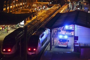 Ambulancias en la estación de Estrasburgo, adonde llevan pacientes con coronavirus para ser trasladados a otras zonas. (Frederik FLORIN | AFP)