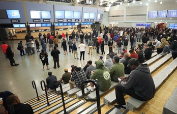 Trabajadores esperan a tramitar el subsidio por desempleo en Wilmington, California. (Mario TAMA | AFP)