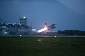 Un caza F-16 despega de la base aérea estadounidense de Hualien, en Taiwán. (HANDOUT-AFP) 