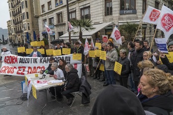 Rueda de prensa y concentración de los afectados de Azora y de la plataforma Stop desahucios, el pasado 25 de febrero en Donostia. (Andoni CANELLADA/FOKU)