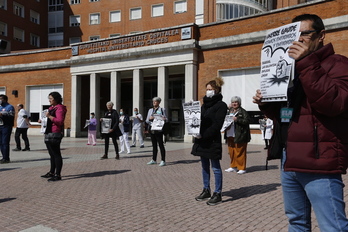 Concentración ante el hospital de Cruces. (Aritz Loiola / FOKU)