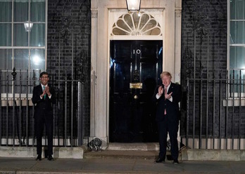 Boris Johnson salió ayer jueves a las puertas de su residencia oficial para aplaudir al personal sanitario. (ANDREW PARSONS / AFP)