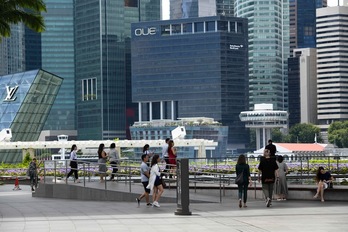 Esta imagen está tomada el pasado 18 de febrero en la zona comercial del centro de Singapur. (Roslan RAHMAN| AFP)