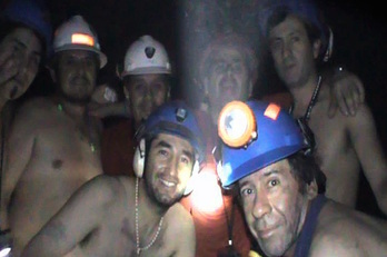 Fotografía tomada el 17 de setiembre de 2010 de los mineros chilenos atrapados durante casi 70 días. (Marcelo GARCÍA/AFP)