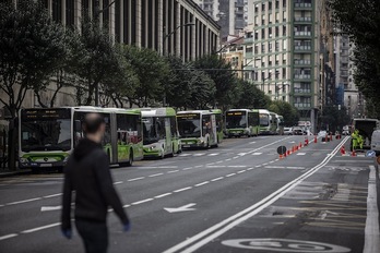 Líneas de Bizkaibus en la parada de Abando. (Aritz LOIOLA / FOKU)