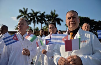 Integrantes de la brigada médico internacional Henry Reeve antes de partir a Italia. (Yamil LAGUE/AFP)