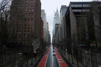 Una imagen de 42th Street de ayer en pleno debate sobre el confinamiento de Nueva York. (Kena BETANCUR/AFP) 