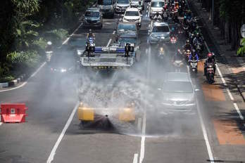 La policia indonesia desinfecta las calles. (Juni KRISWANTO/AFP)